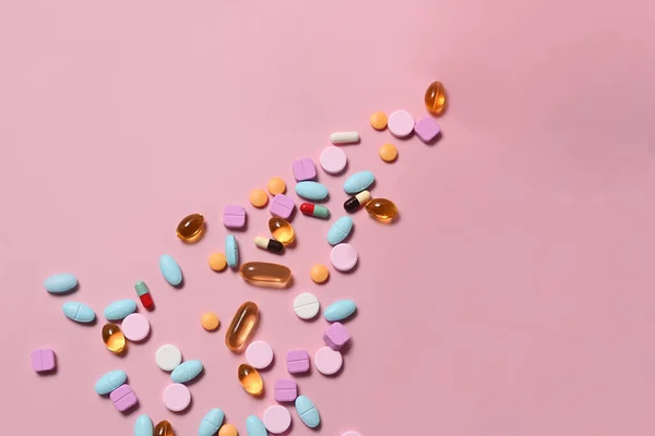 Farmaceutické Tablety Tobolky Růžovém Pozadí Koncepce Lékařské Péče — Stock fotografie