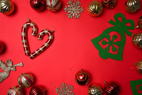 Rood Goud Kerstballen Decoratie Rode Achtergrond Kerstviering Concept — Stockfoto