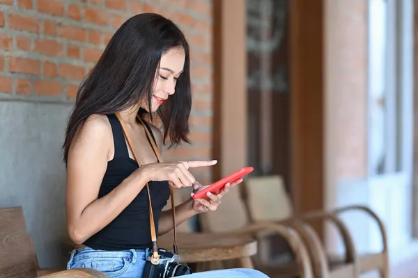 Gülümseyen Asyalı Kadın Bankta Oturuyor Akıllı Telefon Kullanıyor — Stok fotoğraf