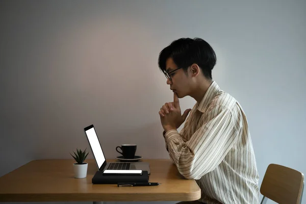Vista Laterale Giovane Uomo Asiatico Che Lavora Con Computer Portatile — Foto Stock