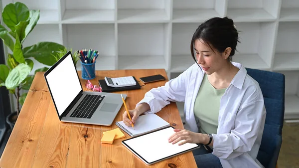 Joven Empresaria Sentada Lugar Trabajo Trabajando Con Computadora Portátil — Foto de Stock