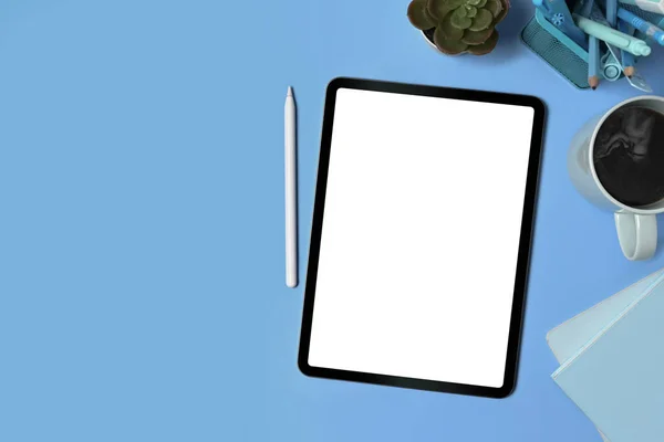 Digitales Tablet Stift Und Zubehör Von Oben Auf Blauem Hintergrund — Stockfoto
