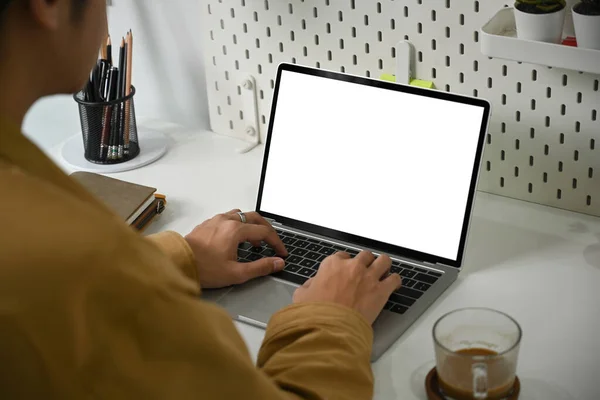Widok Przez Ramię Biznesmena Pracującego Laptopem — Zdjęcie stockowe