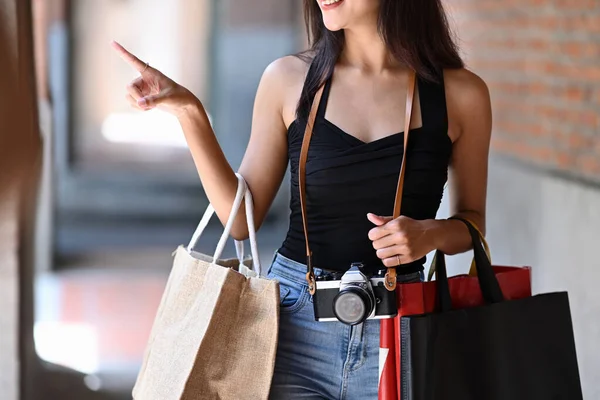 Alışveriş Torbaları Taşıyan Alışveriş Merkezinde Çalışan Genç Bir Kadın Gezgin — Stok fotoğraf