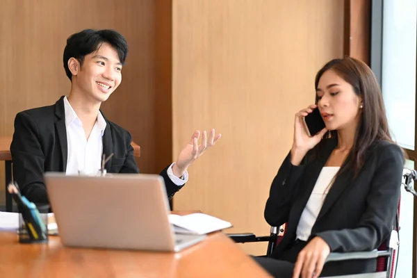 Empresária Deficiente Cadeira Rodas Conversando Telefone Celular Enquanto Senta Com — Fotografia de Stock