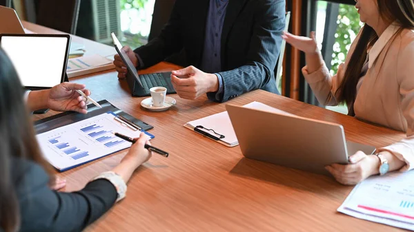 Grupo Empresarios Haciendo Una Lluvia Ideas Discutiendo Nuevo Proyecto Startup — Foto de Stock