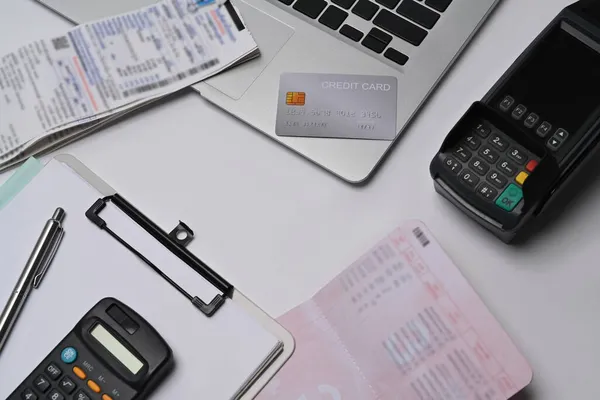 上記のビューノートパソコン 計算機 本の銀行 クレジットカードと白いテーブルの上の請求書 — ストック写真