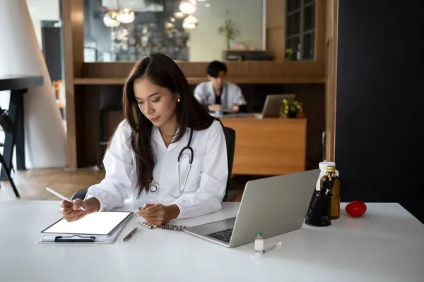 Mulher Médico Ler Relatório Médico Sobre Tablet Digital Clínica — Fotografia de Stock