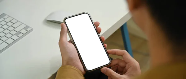 Close Widok Człowiek Trzyma Makiety Smartfon Białym Ekranem — Zdjęcie stockowe