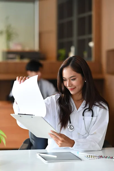 Sorrindo Médico Feminino Lendo Informações Médicas Diagnóstico Documento — Fotografia de Stock