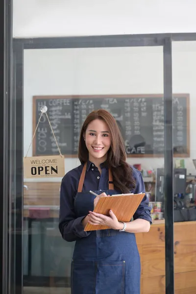 Empresária Feminina Segurando Prancheta Menu Café — Fotografia de Stock