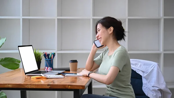 Glimlachende Vrouw Ondernemer Praten Mobiele Telefoon Werken Met Laptop Computer — Stockfoto