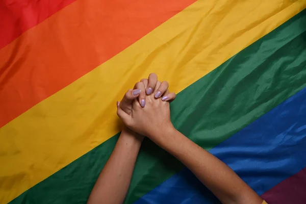 Deux Femmes Lesbiennes Tenant Main Sur Drapeau Fierté Lgbt Concept — Photo