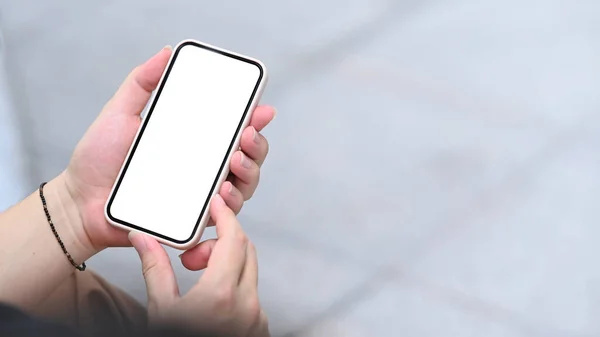 Nahaufnahme Mann Mit Smartphone Sitzen Freien — Stockfoto