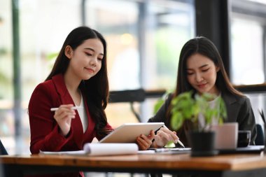 Görevde birlikte çalışan iki iş adamı..