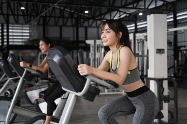 Spor salonunda birlikte çalışan iki güzel Asyalı kadın..