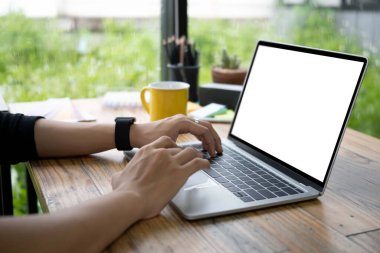 Dizüstü bilgisayarda yazan elleri kapat.