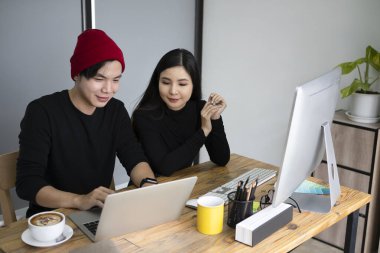 Yaratıcı tasarımcı takımı modern ofiste birlikte çalışmayı tartışıyor..