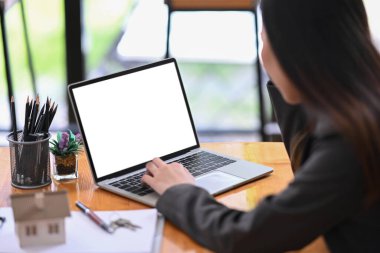 Ofis masasında dizüstü bilgisayarla çalışan iş kadını.
