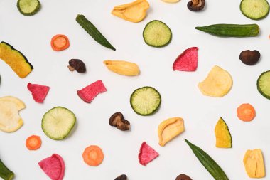 Sebze cipslerini beyaz arka planda karıştır. Vejetaryen yemeği.