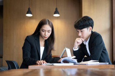 İki iş adamı strateji planını tartışıyor..