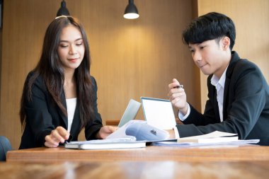 İki genç iş arkadaşı yeni fikirleri tartışıyor..