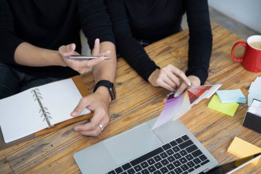 Tasarımcılardan oluşan kesintili çekim ekibi projeyi tartışıyor.