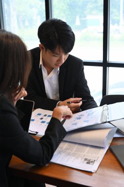 İnsan Kaynakları Yöneticisi Ekibi boş adayın özgeçmişini birlikte değerlendirmeyi düşünüyor..