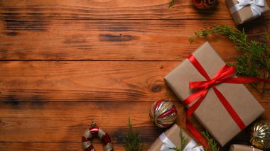 Noel hediye kutuları ve ahşap arka planda Noel süsleri..