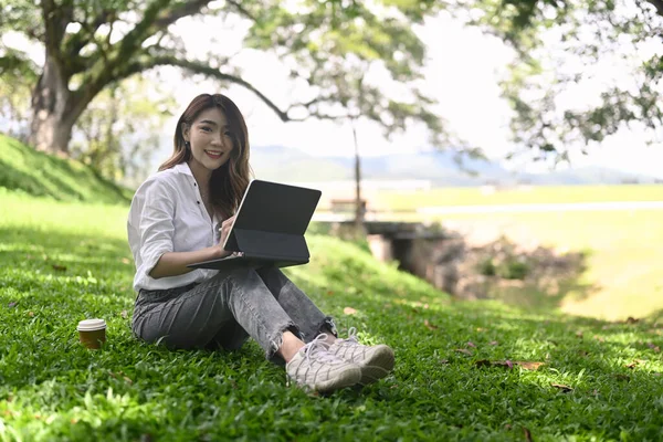 Glückliche Frau Sitzt Mit Computer Laptop Auf Gras Öffentlichen Park — Stockfoto