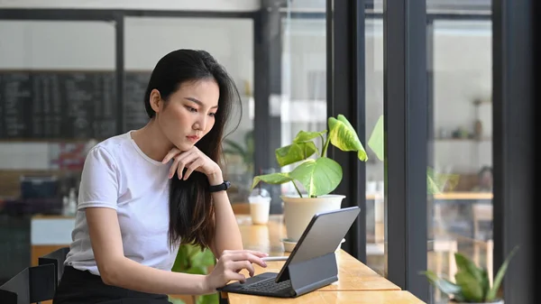 Jovem Mulher Asiática Freelancer Trabalhando Com Computador Tablet Café — Fotografia de Stock