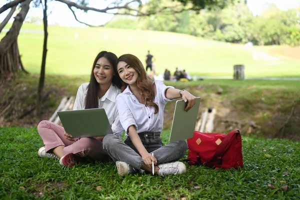 Zwei Fröhliche Asiatische Frauen Sitzen Zusammen Park Auf Dem Grünen — Stockfoto