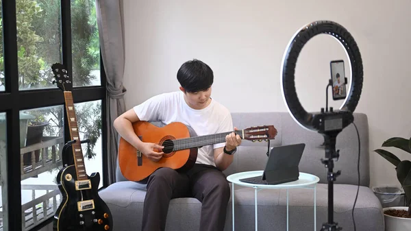Joven Bloguero Música Streaming Vídeo Vivo Mientras Toca Guitarra Acústica — Foto de Stock