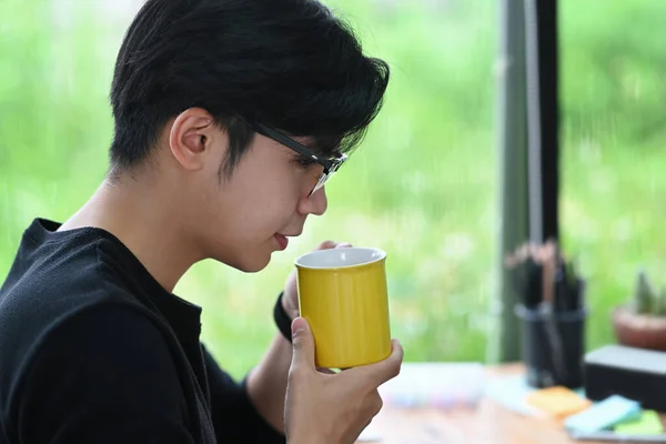 Lugn Ung Asiatisk Man Sitter Kontoret Och Dricker Varmt Kaffe — Stockfoto
