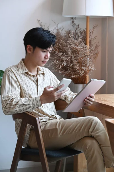 Όμορφος Ασιάτης Που Κρατάει Έξυπνο Τηλέφωνο Και Χρησιμοποιεί Ψηφιακό Tablet — Φωτογραφία Αρχείου