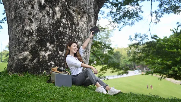 Yeşil Çimenlerde Oturan Parkta Temiz Hava Soluyan Neşeli Kadın Sağlık — Stok fotoğraf