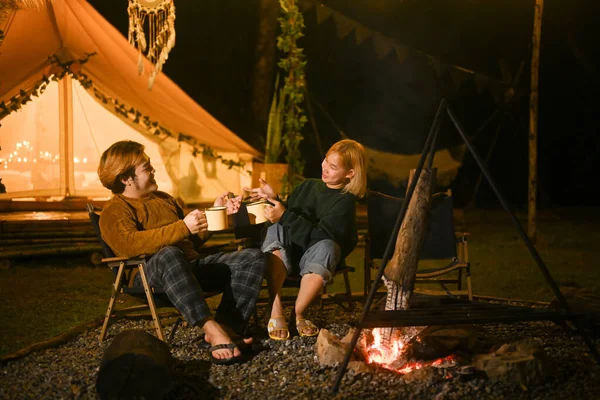 Joyeux Jeune Couple Assis Près Feu Joie Dans Forêt Soir — Photo