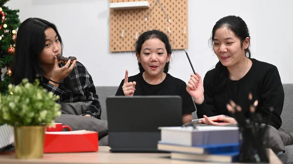 Asyalı Liseli Kızlar Evde Online Ders Çalışıyor — Stok fotoğraf
