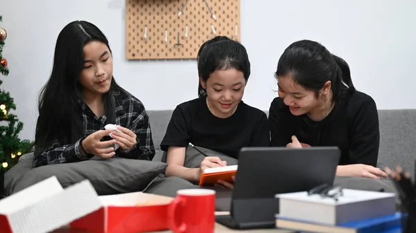 Asyalı Kızlar Evde Online Ders Alıyorlar — Stok fotoğraf
