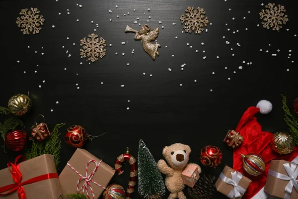 Kerst Ornamenten Geschenken Dozen Sparren Takken Zwarte Achtergrond — Stockfoto