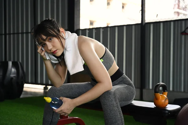 Fitness Sport Woman Drinking Water Taking Break Workout Gym — Stock Photo, Image