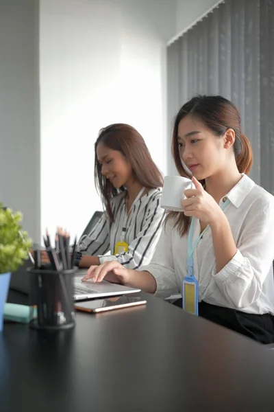Duas Mulheres Negócios Asiáticas Trabalhando Juntas Escritório Moderno — Fotografia de Stock