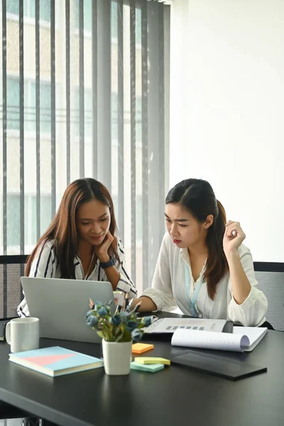 Dois Jovens Colegas Negócios Olhando Para Computador Portátil Discutindo Novo — Fotografia de Stock
