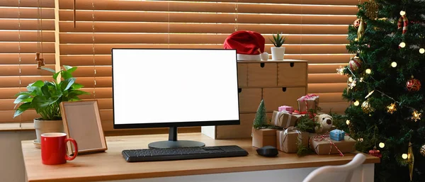 Computer Mit Leerem Display Kaffeetasse Und Geschenkschachteln Auf Holztisch Neben — Stockfoto