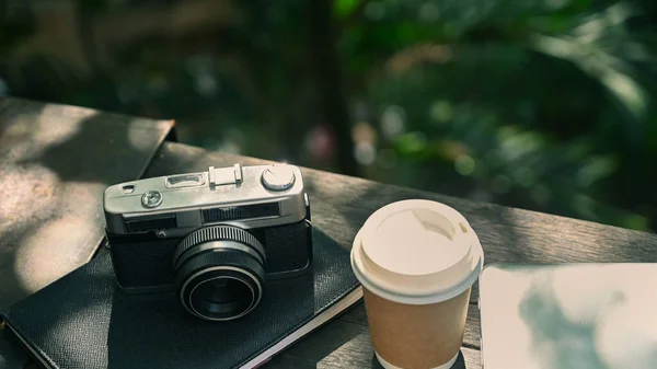 Retro Aparat Fotograficzny Filiżanka Kawy Drewnianym Stole Parku Przyrody — Zdjęcie stockowe