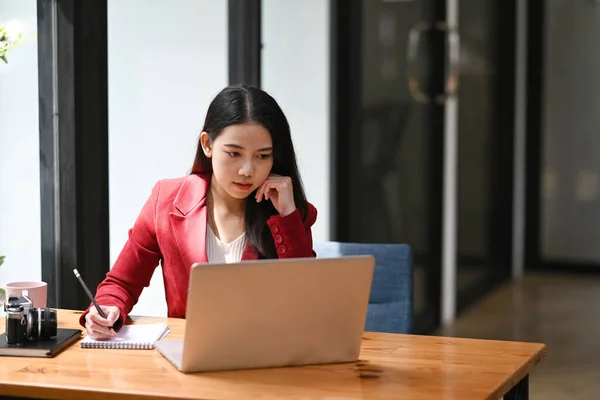 Asiática Mujer Negocios Concentrado Trabajo Mientras Sentado Oficina Habitación — Foto de Stock