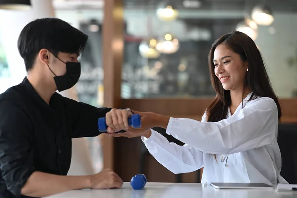 Fisioterapeuta Femenina Que Trabaja Examinando Tratamiento Del Brazo Lesionado Paciente — Foto de Stock