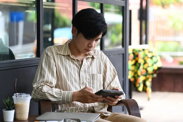 Όμορφος Επιχειρηματίας Κάθεται Υπαίθρια Καφετέρια Και Χρησιμοποιώντας Έξυπνο Τηλέφωνο — Φωτογραφία Αρχείου