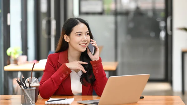 Empresária Bem Sucedida Conversando Telefone Inteligente Com Seu Parceiro Negócios — Fotografia de Stock