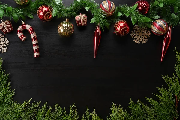 Kerst Ornamenten Sparren Takken Decoratie Donkere Achtergrond — Stockfoto